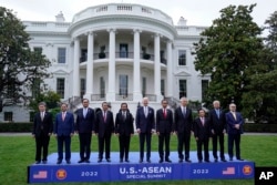 Các nhà lãnh đạo từ Hiệp hội Các Quốc gia Đông Nam Á (ASEAN) chụp ảnh cùng Tổng thống Joe Biden trong một bức ảnh tập thể tại Bãi cỏ phía Nam của Nhà Trắng ở Washington, ngày 12 tháng 5 năm 2022.