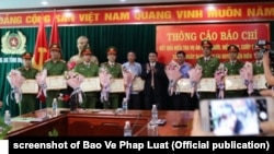 Lãnh đạo tỉnh Điện Biên trao thưởng cho các đơn vị công an vì đã phá án vụ cô gái bị giết