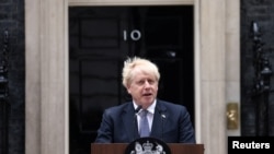 Ông Boris Johnson đứng ở phía trước số 10 phố Downing.