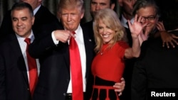 Bà Kellyanne Conway và Tổng thống Trump.