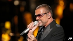 Siêu sao nhạc pop người Anh George Michael trong một buổi trình diễn năm 2012.