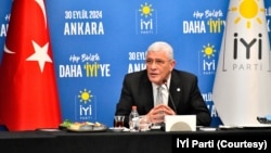 Türkiye’de muhalefet cephesindeki İYİ Parti lideri Dervişoğlu, anayasa tartışmasına ilişkin “parlamenter sistem” şartını açıkça ortaya koydu ve cumhurbaşkanlığı adaylığıyla ilgili Ekrem İmamoğlu – Mansur Yavaş eksenli tartışmaya ilişkin “Daha maça çok var” yorumunu yaptı. 