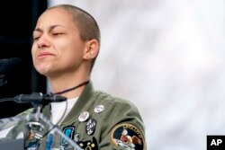 Emma Gonzalez, một người sống sót sau vụ xả súng ở Florida, rơi nước mắt trong lúc cô đứng im trên bục phát biểu tại cuộc tập hợp "March for Our Lives" ở Washington.