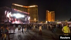 Quang cảnh lễ hội âm nhạc Route 91 Harvest , với khách sạn Mandalay Bay phía sau sân khấu, trên đại lộ Las Vegas Boulevard South, Las Vegas, bang Nevada, ngày 1/10/2017.