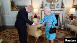 İngiltere Başbakanı Boris Johnson ve Kraliçe Elizabeth