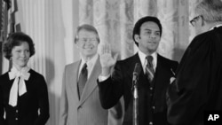 31 Ocak 1977 - Andrew Young, ABD Birleşmiş Milletler Daimi Temsilcisi olarak Anayasa Mahkemesi Yargıcı Thurgood Marshall önünde yemin ediyor.